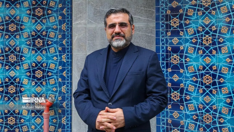 İranın mədəniyyət naziri Türkiyəyə gedib