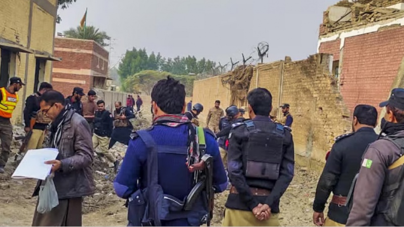 صوبہ خیبرپختونخوا کے علاقے ڈیرہ اسمعٰیل خان میں تھانے پر دہشت گردوں کا حملہ، 10 پولیس اہلکار جاں بحق