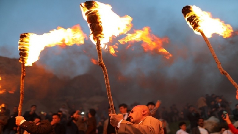 Meşalên Newrozê li Akreyê hatin bilindkirin