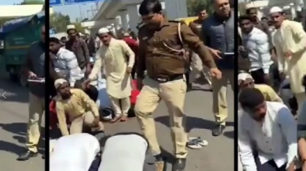 ہندوستان کے دارالحکومت دہلی میں آج جمعہ کی نماز پڑھتے نمازیوں کو پولیس افسر نے لات ماری + ویڈیو