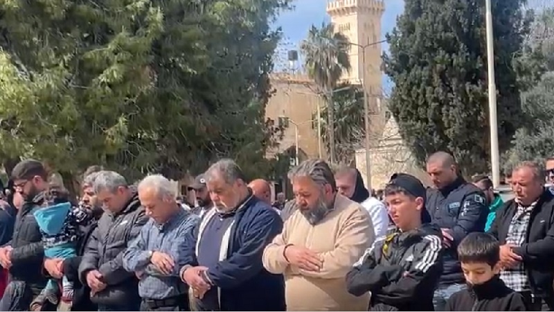 تمام تر پابندیوں کے باوجود ہزاروں فلسطینیوں نے مسجد الاقصیٰ میں نماز جمعہ ادا کی + ویڈیو