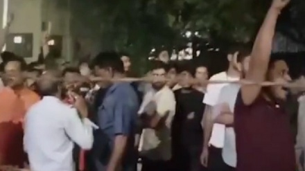 ویڈیو: ہندوستان میں گجرات یونیورسٹی میں نماز کے دوران غیرملکی طلبا پر حملہ، ایک طالب علم کی گفتگو، پولیس اور سیاسی لیڈر کا بیان 