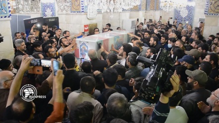 شام میں شہید ہونے والے ایرانی فوجی مبصروں کی حضرت رقیہ (س) کے حرم میں تشییع جنازہ