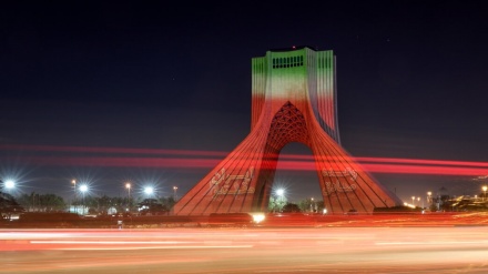 ایران کے آزادی ٹاور نے بھی اسرائیل پر حملے کا جشن منایا (تصاویر)