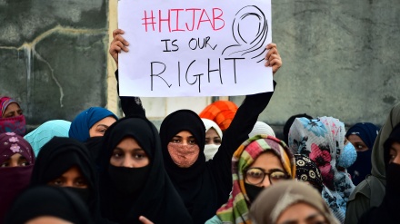 ممبئی کے ایک کالج میں حجاب پر پابندی پر احتجاج 
