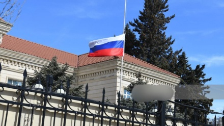 Rusiya səfirliyinin bayrağı yarıya enib 