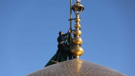 حرم امام رضا علیہ السلام کے گنبد پر سیاہ پرچم لہرا دیا گیا