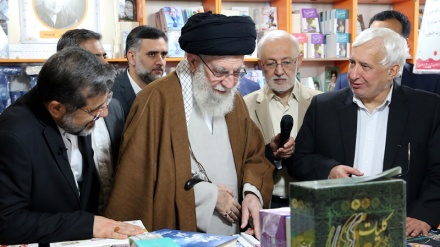 Ali Rəhbər 35-ci beynəlxalq kitab sərgisinə baxış keçirib