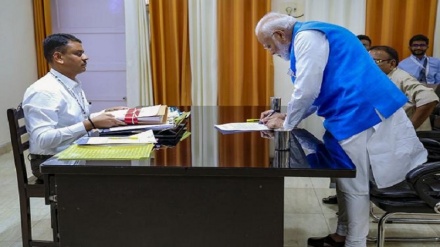 ہندوستانی وزیراعظم نے وارانسی پارلیمانی حلقے سے تیسری بار پرچہ نامزدگي داخل کردیا