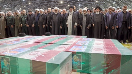 Ajetullah Hamenei klanjao dženazu stradalom predsjedniku i njegovoj pratnji