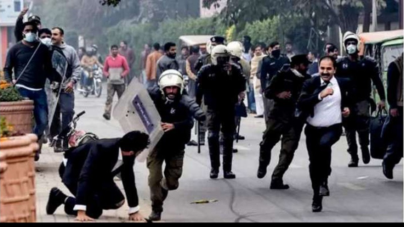  وکلاء اور پولیس میں جھڑپیں کئی مظاہرین زخمی متعدد وکلاء گرفتار، کل ملک بھر میں ہڑتال کی کال