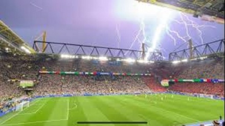 صواعق البرق توقف مباراة ألمانيا والدنمارك