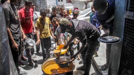 Ljudi u Gazi satima čekaju u redovima kako bi dobili obrok