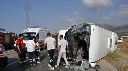 Otobûsa personelên Hêzgeha Navokî ya Akkuyo'yê li Tirkiyê tûşî qezayê bû