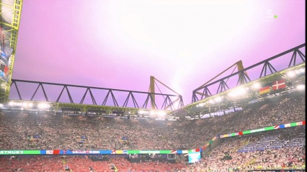 صواعق البرق توقف مباراة ألمانيا والدنمارك