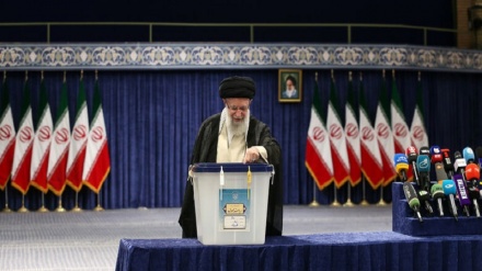 اسلامی جمہوریہ ایران کے لئے اس وقت اہم ضرورت کیا ہے؟ رہبر انقلاب اسلامی نے اپنا ووٹ ڈالنے کے بعد کیا کی دعا؟+ویڈیو و تصاویر