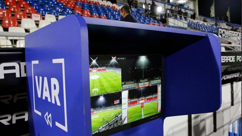 إيران تضع خطة لتطوير الملاعب الرياضية بتقنية التحكيم بالفيديو (VAR) بميزانية قدرها 1,100 مليار ريال