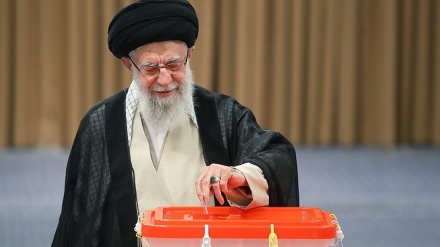 قائد الثورة الإسلامية:  شعبنا العزيز يصوت ويختار الأفضل