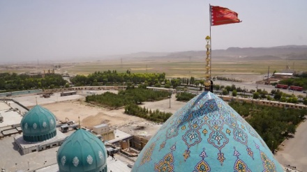 Cəmkəran məscidinin firuzəyi günbəzi üzərində intiqam bayrağı qaldırılıb