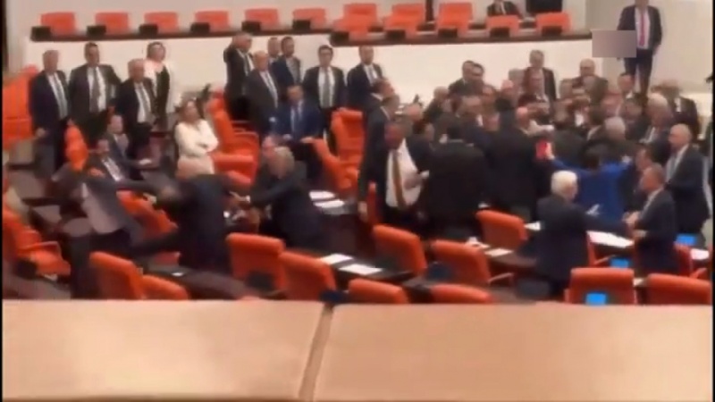 Pevçûna di navbera parlimanterên  AKP û Dem Partiyê