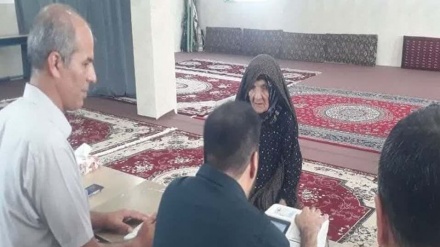 معمرة تبلغ من العمر 124 عاماً تدلى بصوتها في الإنتخابات الرئاسية الإيرانية الرابعة عشرة في جولتها الثانية 