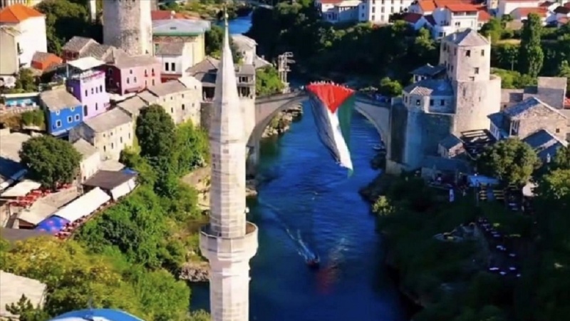 Aktivisti iz Irana izvjesili veliku palestinsku zastavu na Stari most