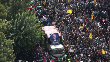 Rakirina meytê şehîd Henîye bi beşdariya  berfire a gel û nimêjkirina rêber ber meytê wî