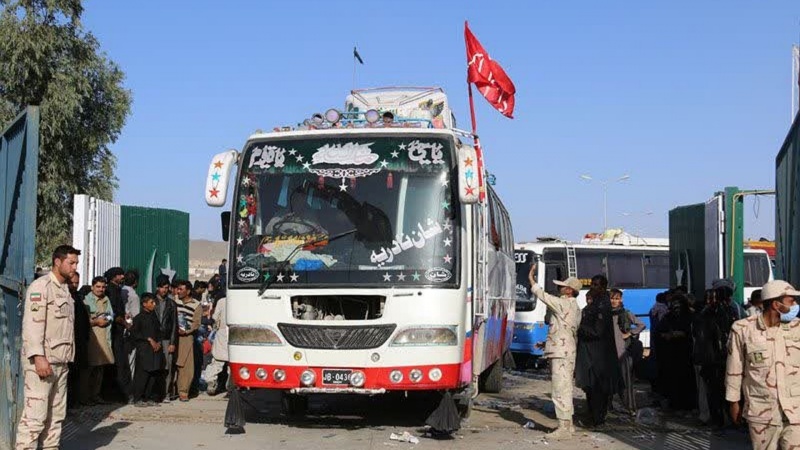 ایران میں پاکستانی زائرین اربعین کے پہلے قافلے کی آمد