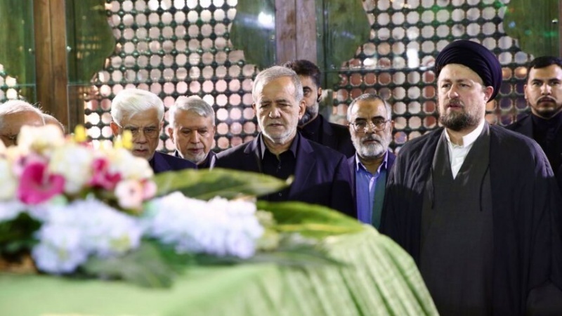 Iranski predsjednik i članovi vlade obnovili odanost Imamu Homeiniju