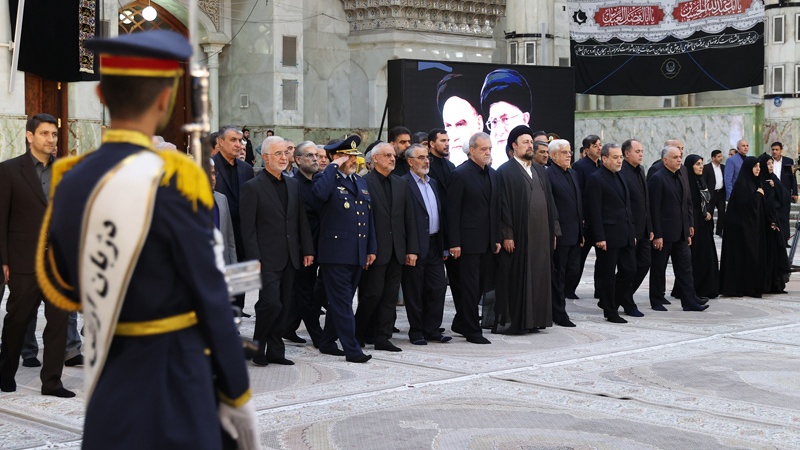 İran dövlət rəsmiləri İslam İnqilabının banisini ehtiramla yad edib