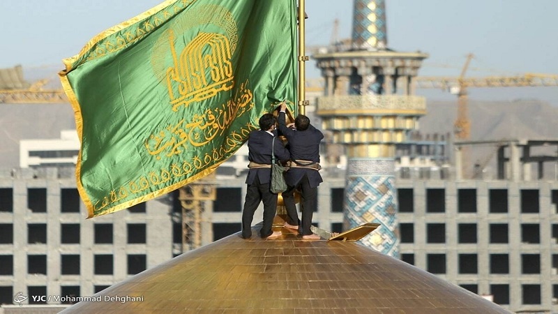 امام رضا (ع) کے روضہ کا پرچم تبدیل کیا گیا، ہندوستان اور پاکستان کے ہزاروں زائرین کا منعقد ہوا بڑا اجتماع