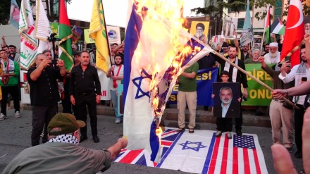 Sionistlərin konsulluğu qarşısında İsrail və ABŞ bayraqları yandırıldı