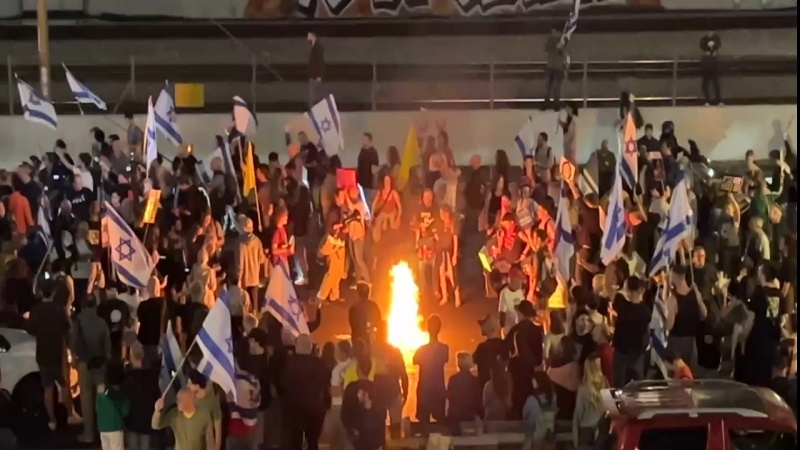 OKUPIRANA ZEMLJA OKRUŽENA GNJEVOM DEMONSTRANATA