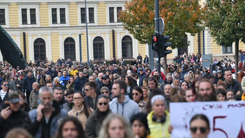 PROTEST U NOVOM SADU - UČESNICI STIGLI DO SJEDIŠTA SNS-A