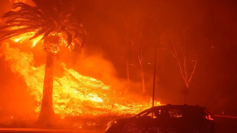 POŽAR U KALIFORNIJI NATJERAO HILJADE LJUDI DA NAPUSTE SVOJE DOMOVE 