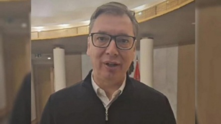 VUČIĆ TVRDI DA JE IZAŠAO PRED STUDENTE, A ZAPRAVO JE SAMO PROVIRIO: ŠIRI SE VIDEO 