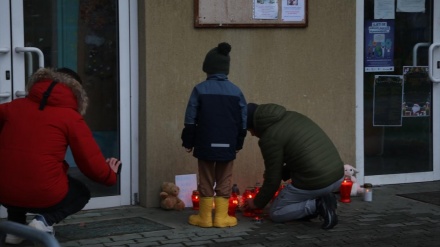 PLIŠANI MEDVJEDIĆI, BIJELE RUŽE I SVIJEĆE ISPRED ŠKOLE U ZAGREBU U KOJOJ SU NAPADNUTI UČENICI I UČITELJICA