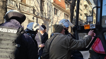 DRAMA U BEOGRADU: KOKANOVIĆU ODUZET TRAKTOR; VUČIĆ: DOK SAM ŽIV, NEĆU PRIHVATITI PRIJELAZNU VLADU