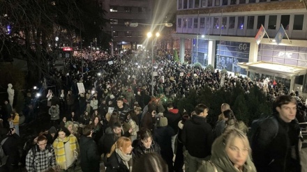 STUDENTI U BEOGRADU PROTESTOVALI ISPRED ZGRADE RTS-A I UZ BUKU POKUŠALI OMETATI EMITOVAVANJE DNEVNIKA