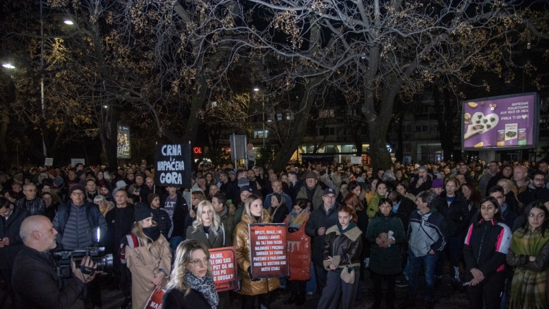 GRAĐANI CRNE GORE ODALI POČAST STRADALIMA NA CETINJU I ZATRAŽILI DEMILITARIZACIJU DRUŠTVA