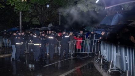 PROTESTI ISPRED VLADE CRNE GORE ZBOG ZLOČINA NA CETINJU: GRAĐANI UZVIKIVALI IMENA UBIJENIH DJEČAKA