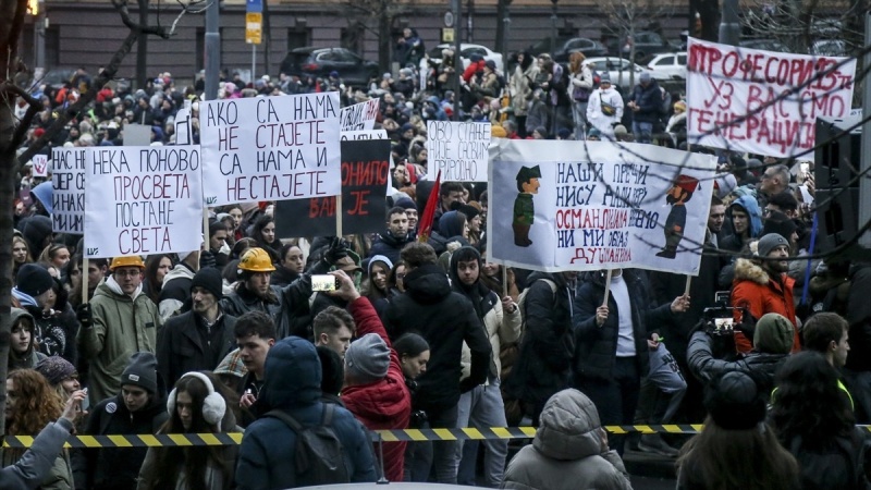 STUDENTI NA PROTESTU U BEOGRADU PODRŽALI PROFESORE I POZVALI NA GENERALNI ŠTRAJK