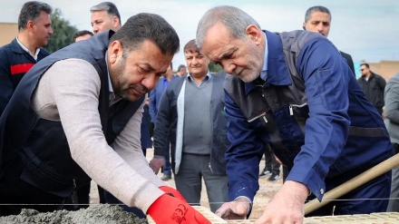 Prezident Pezeşkiyan Əhvazın ucqar ərazilərindən birində məktəb tikintisində iştirak edib