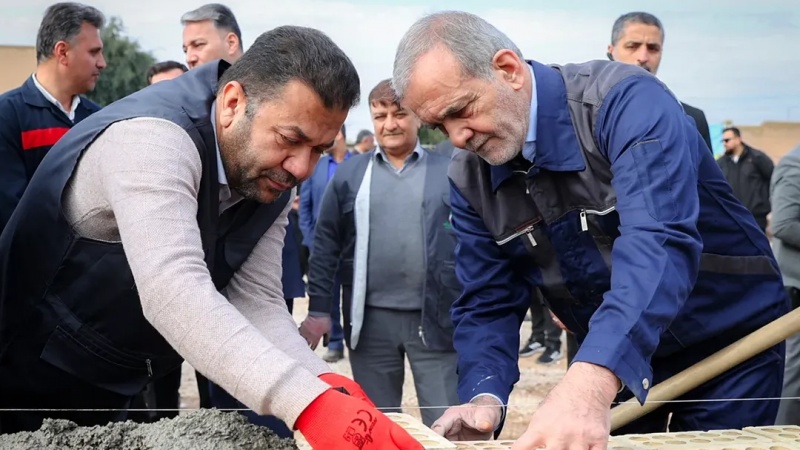 Prezident Pezeşkiyan Əhvazın ucqar ərazilərindən birində məktəb tikintisində iştirak edib