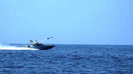 پہلی مرتبہ جمعرات کے روز آبنائے ہرمز سے جہازوں کی آمد و رفت مکمل طور پر رک گئی۔