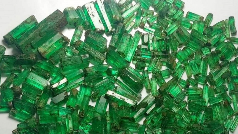 فروخته شدن حدود ۶ هزار قیراط زمرد پنجشیر توسط حکومت سرپرست