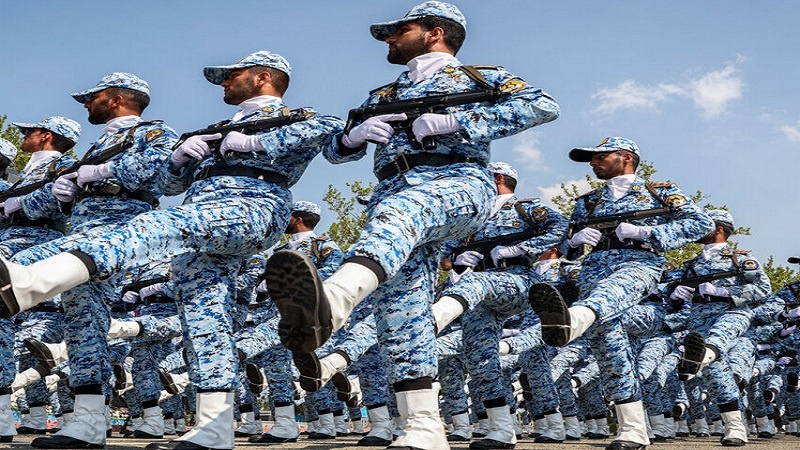 ایران میں آرمی ڈے کے موقع پر فوجی جوانوں کی پریڈ اور مختلف قسم کے دفاعی ہتھیاروں کی نمائش
