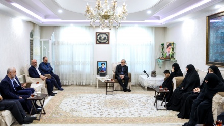 Prezident Pezeşkiyan xidmət şəhidlərinin ailələri ilə görüşdü