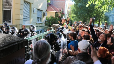 OKRŠAJ POLICIJE I DEMONSTRANATA ISPRED SUDA U NOVOM SADU