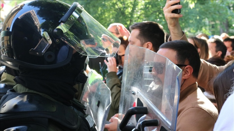 SRBIJA: NAGURAVANJE POLICIJE I DEMONSTRANATA ISPRED SUDA U NOVOM SADU
